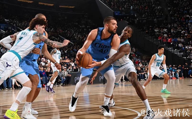 伊维察-祖巴茨半场出战17分钟，3投2中得到4分7篮板